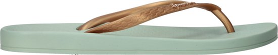 Zijaanzicht van een lichtgroene Ipanema slipper met koperkleurige, golvende band en "Ipanema" logo.
