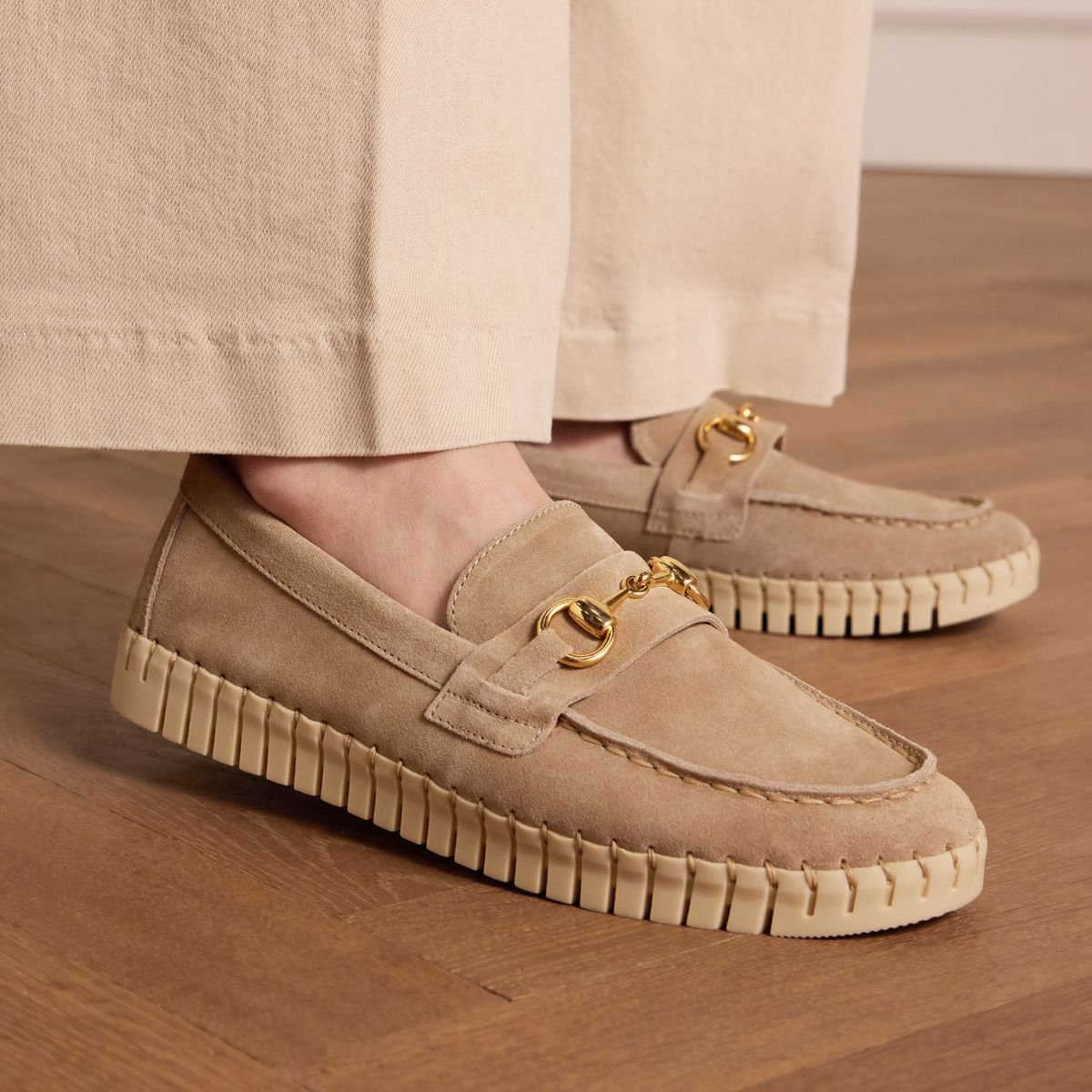 Manfield - Dames - Beige suède loafer met goudkleurig detail - Maat 37