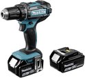 Makita boor-/schroefmachine met 18V 5.0Ah accu, naast een losse 18V 5.0Ah accu.