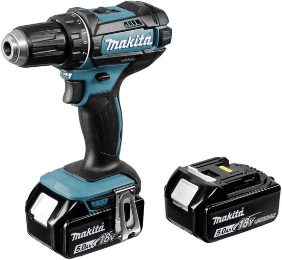 Makita boor-/schroefmachine met 18V 5.0Ah accu, naast een losse 18V 5.0Ah accu.
