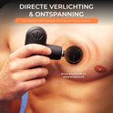 Zwarte Maicura massagegun op borst van man. Amplitude 8mm en drukkracht 30kg.