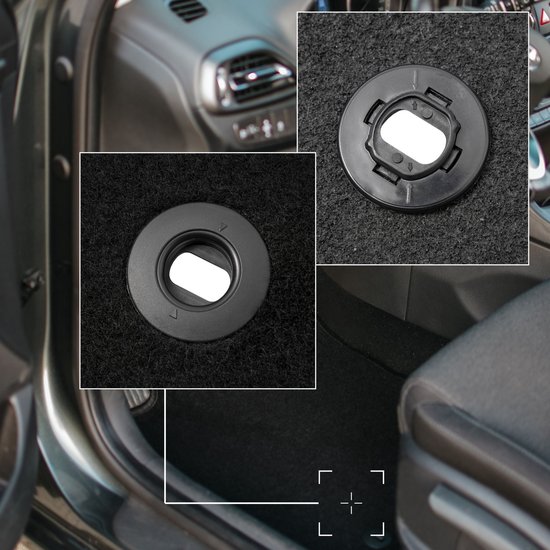 Close-up van zwarte vloermat met montagesysteem en deels zichtbaar interieur auto.