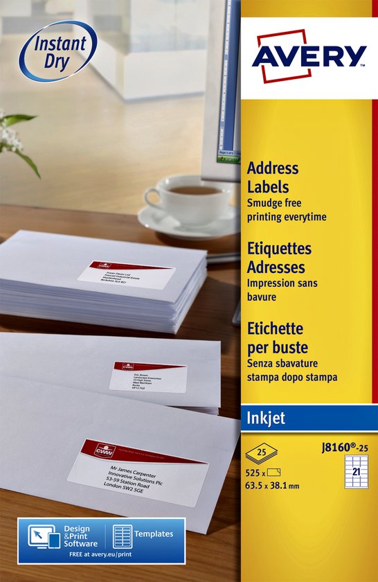 Étiquettes d'adresse Avery, enveloppes blanches adressées, sur un bureau.