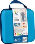 Achterkant van een blauwe Plus-Plus reiskoffer met productinformatie, inclusief afbeeldingen van spelen en de inhoud.