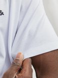 Close-up van de zoom van een wit T-shirt met korte mouwen.