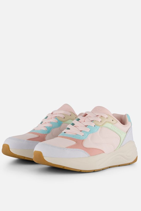 Gekleurde roze Skechers sneakers, vanaf de zijkant bekeken.