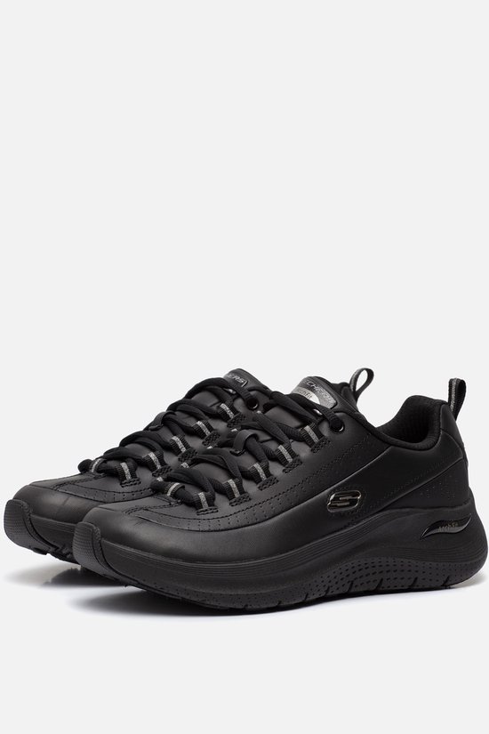 Een paar zwarte Skechers sneakers met veters en zilverkleurige details.