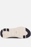 De zool van de blauwe sneaker met witte en marineblauwe details.