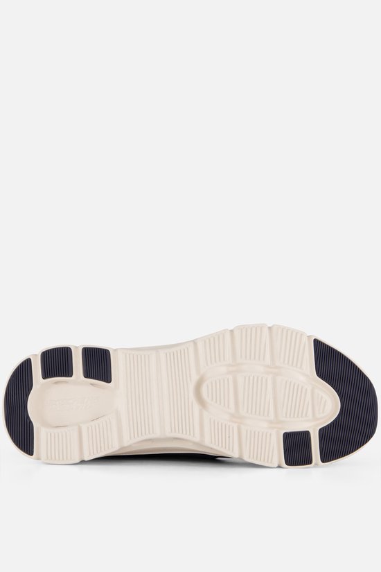 De zool van de blauwe sneaker met witte en marineblauwe details.
