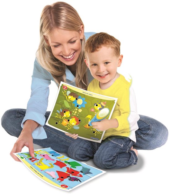 Moeder en zoon spelen met puzzels met bijen en rode vissen.
