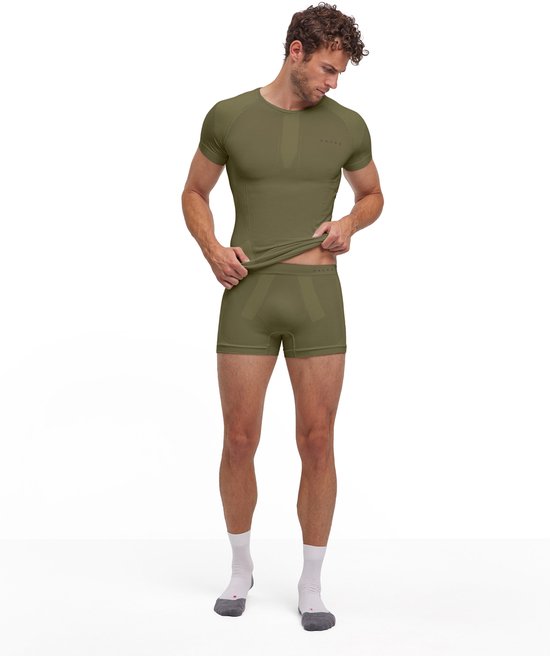 Man draagt een groene Falke T-shirt en boxer. Boxer heeft een geribbelde tailleband met logo.