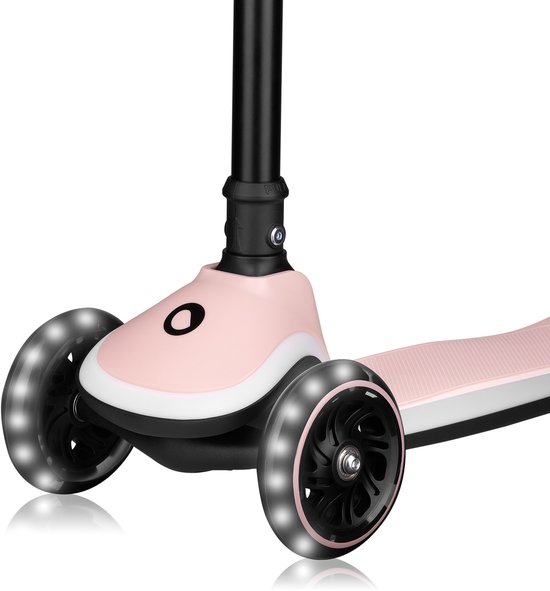 Close-up van de voorwielen en het roze voetplateau van een kinderstep met LED-verlichting.