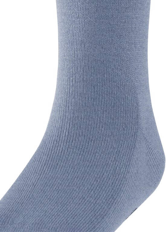 Close-up van een blauwe kniekous van Falke.