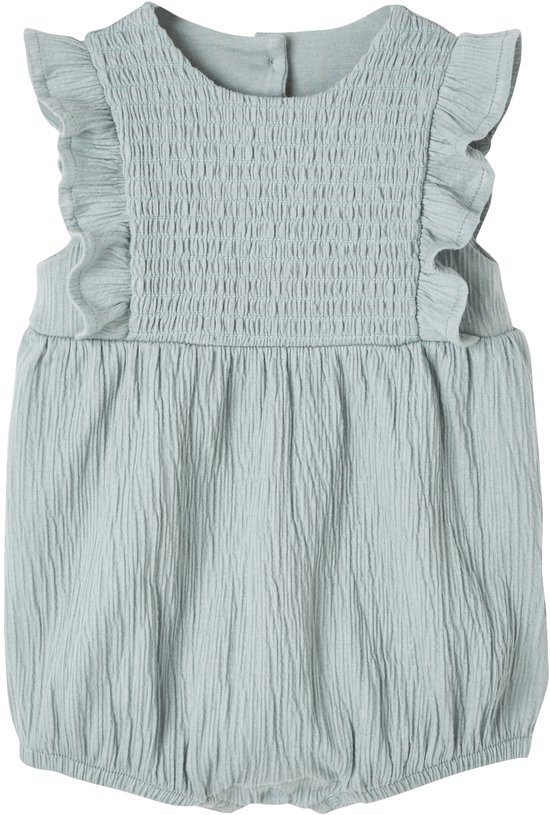 Barboteuse bleu pâle sans manches avec smocks sur le devant, volants, boutons et tissu plissé.