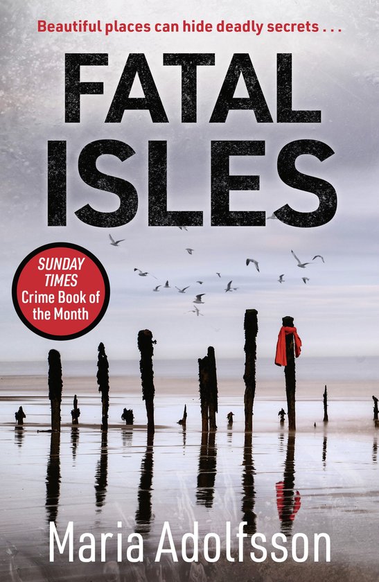 Boekomslag van "Fatal Isles" met een mistig strand en palen in het water, een rode jas hangt aan een paal.