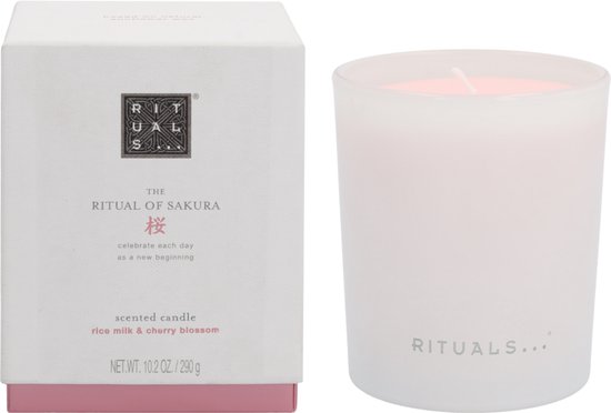 Rituals The Ritual of Sakura geurende kaars. Doos en matglazen houder met roze kaars. Geur: rijstmelk & kersenbloesem.
