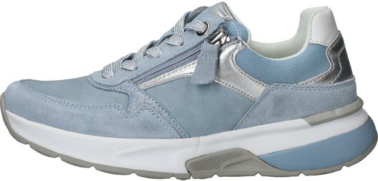 Zijkant van een lichtblauwe suède sneaker met zilveren accenten, veters en een ritssluiting.