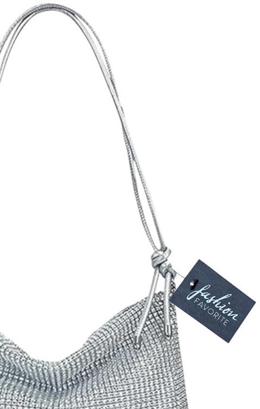 Zilverkleurige metallic clutch tas met een label met 'Fashion Favorite'.