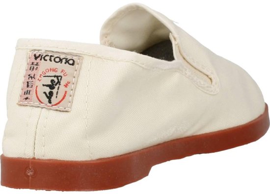 Mocassin en toile blanc cassé à semelle rouge et étiquette Victoria. La semelle est en caoutchouc.