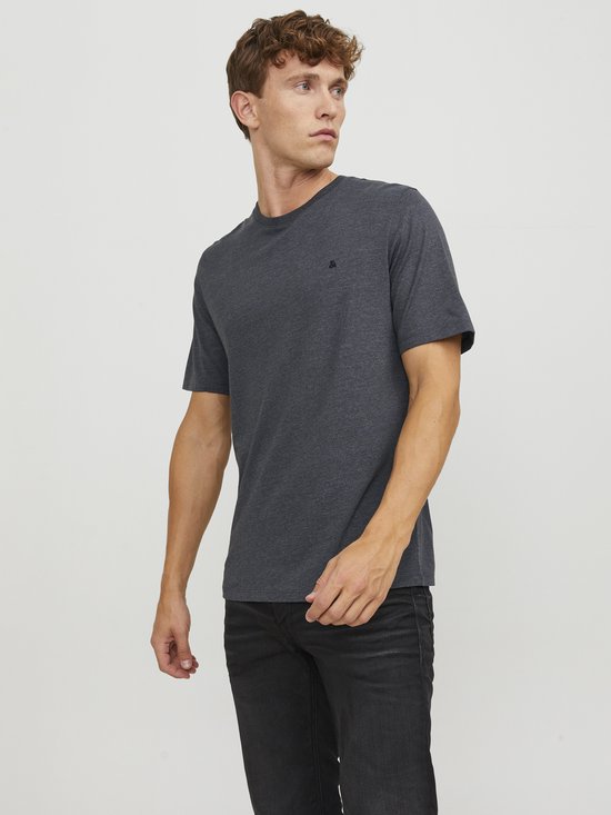 Donkergrijs gemêleerd T-shirt met korte mouwen en een klein geborduurd '&' logo op de borst.