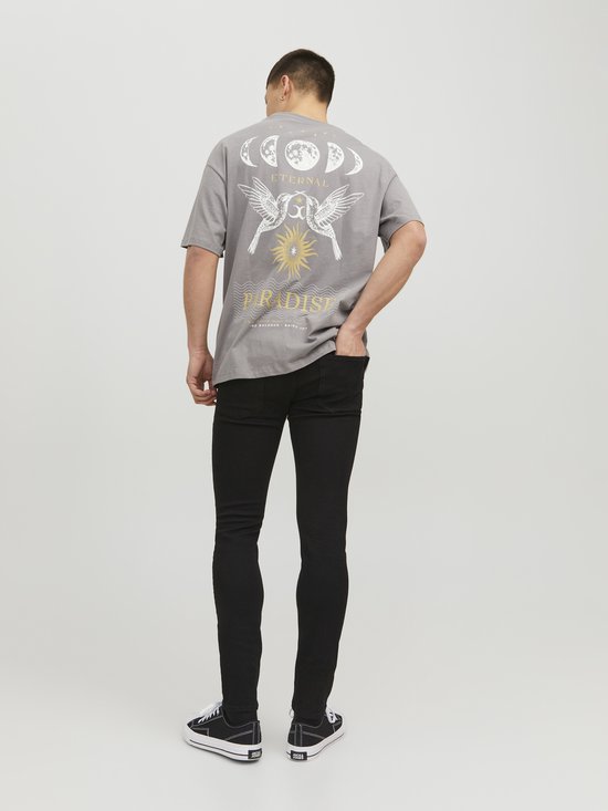 Man met strakke zwarte jeans en grijze t-shirt met print