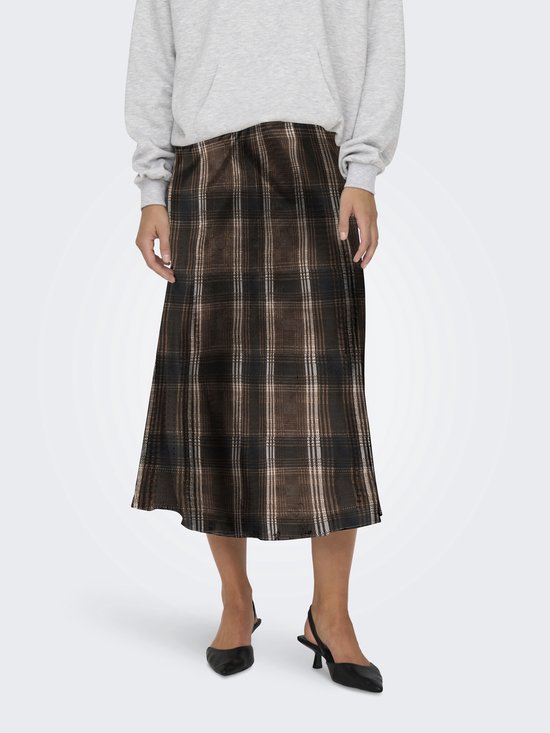 Model draagt een grijze cropped hoodie met een bruine geruite maxi rok.