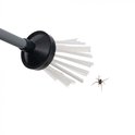 Een grijze steel met zwarte houder en witte borstelharen, met een spin op witte achtergrond.