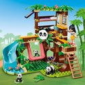 LEGO Friends De Pandaopvang speelset op een tafel. Met boomhut, glijbaan, quad en minipoppen.