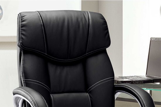 Gros plan d'un fauteuil de direction noir avec coutures blanches et bords argentés sur les accoudoirs.