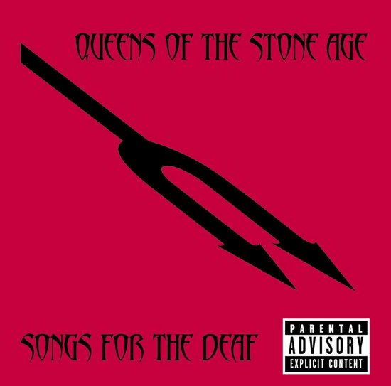 Queens of the Stone Age Songs for the Deaf albumhoes met zwarte drietand op rode achtergrond. "PARENTAL ADVISORY EXPLICIT CONTENT"