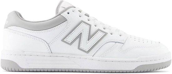 Witte New Balance sneaker met grijze 'N' logo op de zijkant en grijze accenten.