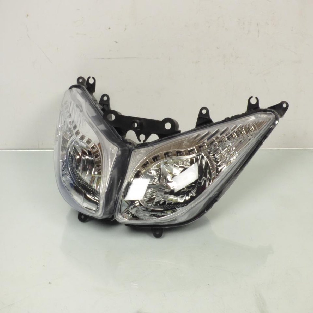 Voorste optiek voor scooter 312 500 8698 2008 tot 2011 4b5843100200 / led nieuw
