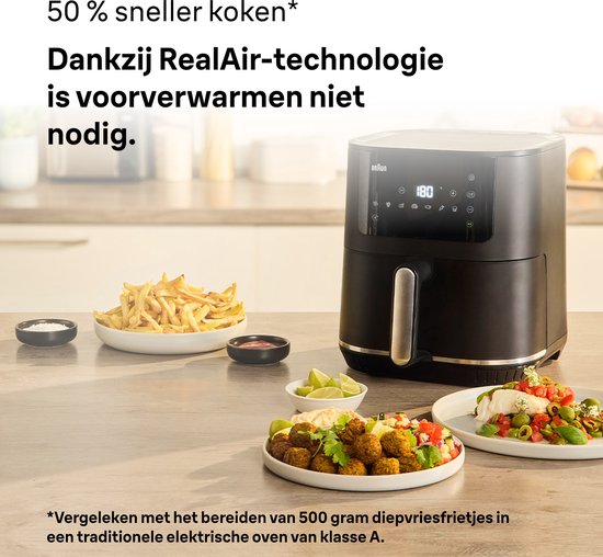 Zwarte Braun heteluchtfriteuse met digitale display, naast een schaal met frietjes en een schaal met falafel.