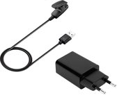 Zwarte oplaadkabel met clip en USB-A stekker, naast een zwarte power adapter.