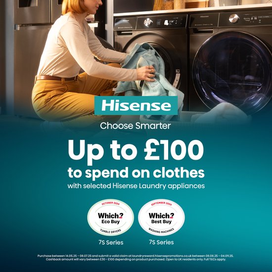 Vrouw in keuken laadt wasgoed in Hisense wasmachine. Aanbieding: tot £100 korting op Hisense wasapparaten.