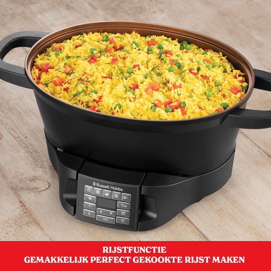 Zwarte multicooker gevuld met gele rijst, doperwten en worteltjes. Rjstfunctie voor perfect gekookte rijst.