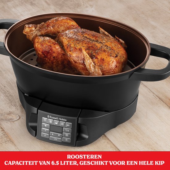 Zwarte multicooker met een hele geroosterde kip erin. Capaciteit van 6,5 liter, geschikt voor een hele kip.