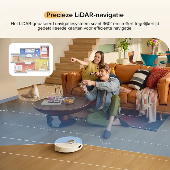 Wit, rond robotstofzuiger met LiDAR-navigatie scant 360 graden, in een woonkamer. Een koppel jongeren zit op de bank.
