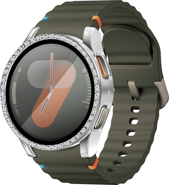 Groene smartwatch met zilverkleurige, met diamanten bezette rand, zilverkleurige knoppen en groene band.