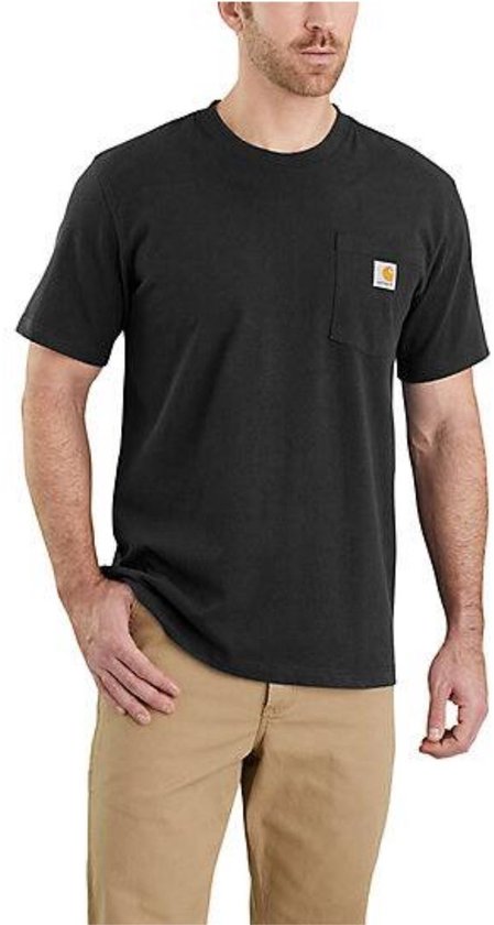 Antraciet Carhartt t-shirt met borstzak en oranje logo, gedragen door een man.