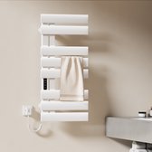 Witte, rechthoekige elektrische handdoekradiator met 8 staven, met een beige handdoek erop.