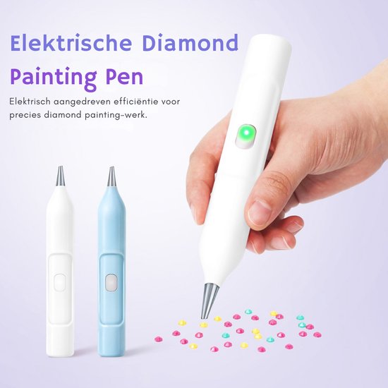 Stylos électriques pour peinture diamant en blanc et bleu clair, avec un stylo blanc en cours d'utilisation avec des diamants détachés.