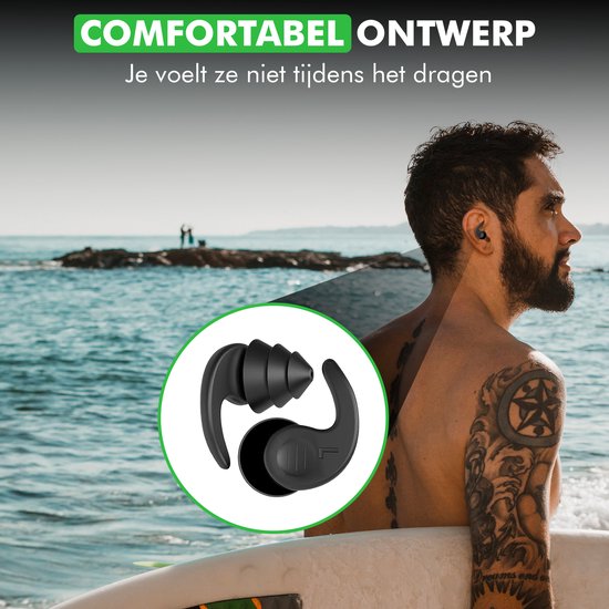 Man met surfplank met zwarte oordopjes in, met detailopname van de oordopjes.
