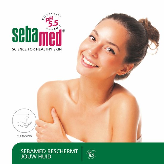 Vrouw met glimlach, lichte schouders. Sebamed: reiniging, wetenschap voor gezonde huid.