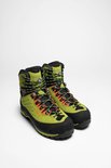Paar groene bergschoenen met oranje details, zwarte zool en veters.