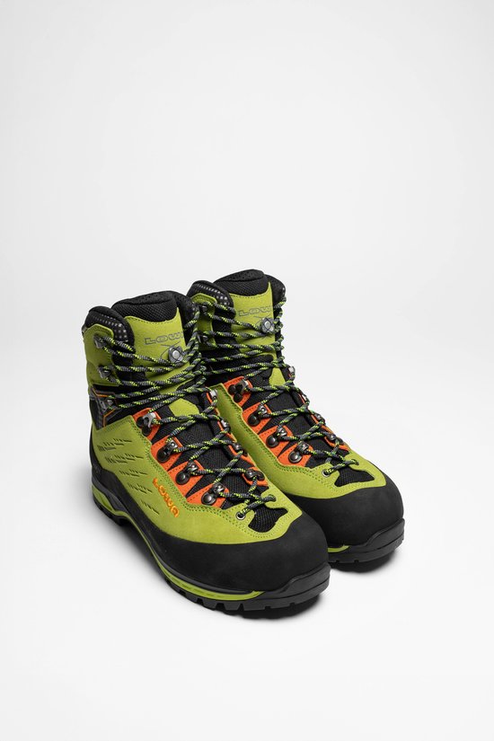Paar groene bergschoenen met oranje details, zwarte zool en veters.