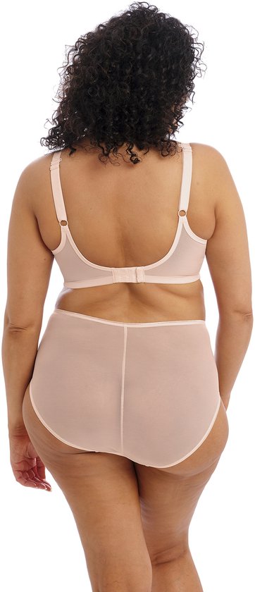 Zicht op de achterkant van een model die een zachtroze beha en bijpassende mesh slip draagt.
