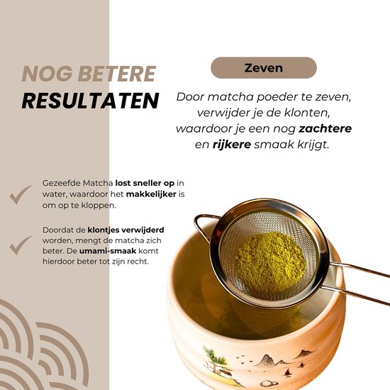 Zilverkleurige zeef met matcha poeder erboven, boven een matcha kom.