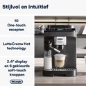 Zwarte DeLonghi Magnifica Evo Next zet een latte macchiato in een glas met dubbele wand. Tekst: "10 One-touch recepten".