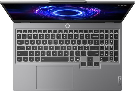 Zilveren Lenovo LOQ laptop open, van bovenaf gezien. Zwart toetsenbord.